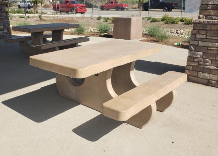 6' Picnic Tables w/Round Legs